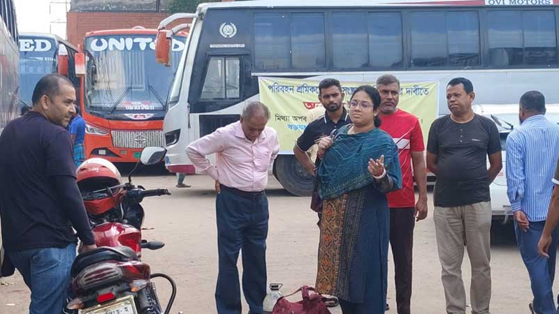 ময়মনসিংহে দীর্ঘ বাস ধর্মঘটে যাত্রীদের ভোগান্তি