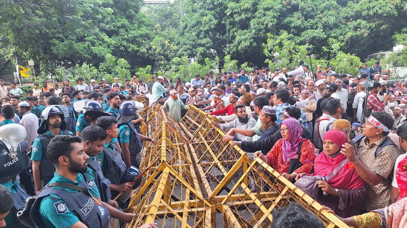 সড়ক অবরোধ করে বসে পড়লেন নন-এমপিওভুক্ত শিক্ষকরা