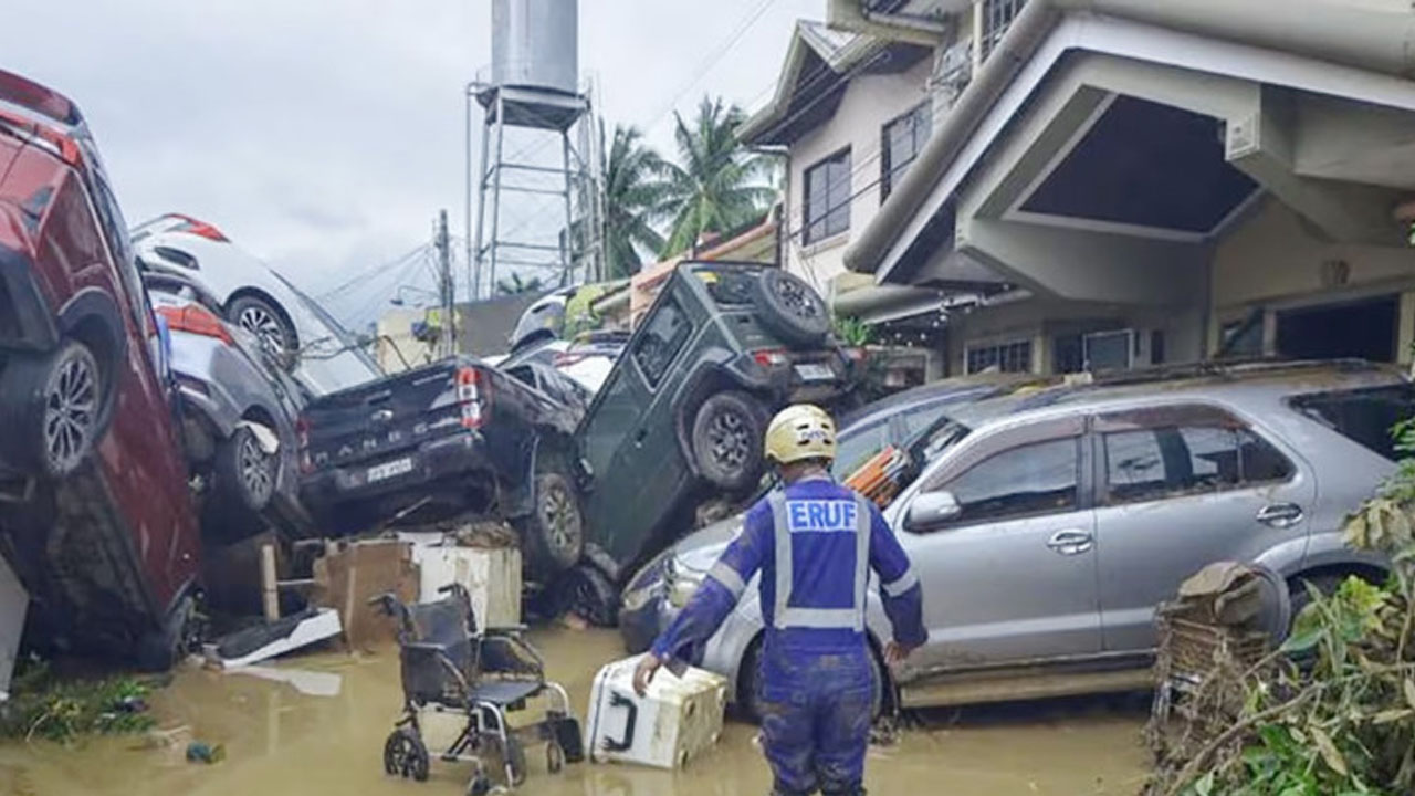 ফিলিপাইনে টাইফুন কালমেগির তাণ্ডব, নিহত ৫৮