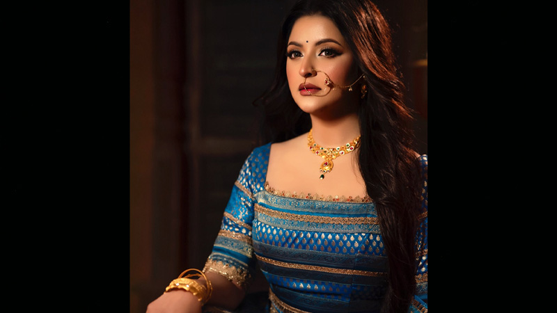 নিজের পঞ্চাশ বছর বয়সী লুক দেখার অপেক্ষায় পরীমনি