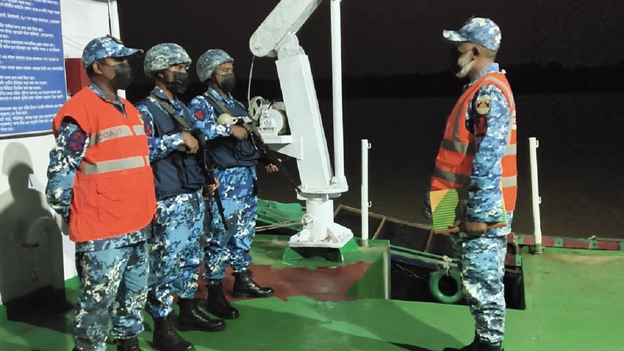 ইঞ্জিন বিকল, নদী থেকে যেভাবে উদ্ধার হল ৪২ যাত্রী