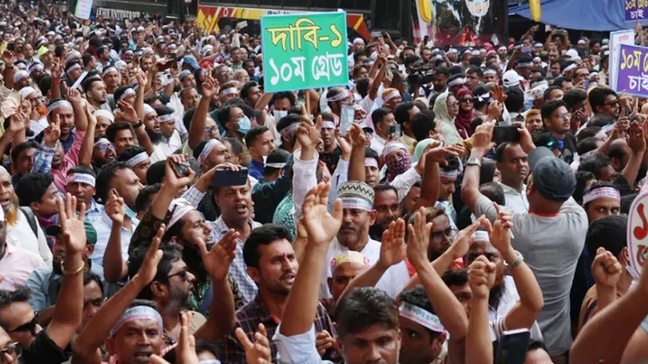প্রাথমিক বিদ্যালয়ের শিক্ষকদের টানা কর্মবিরতি চলছে