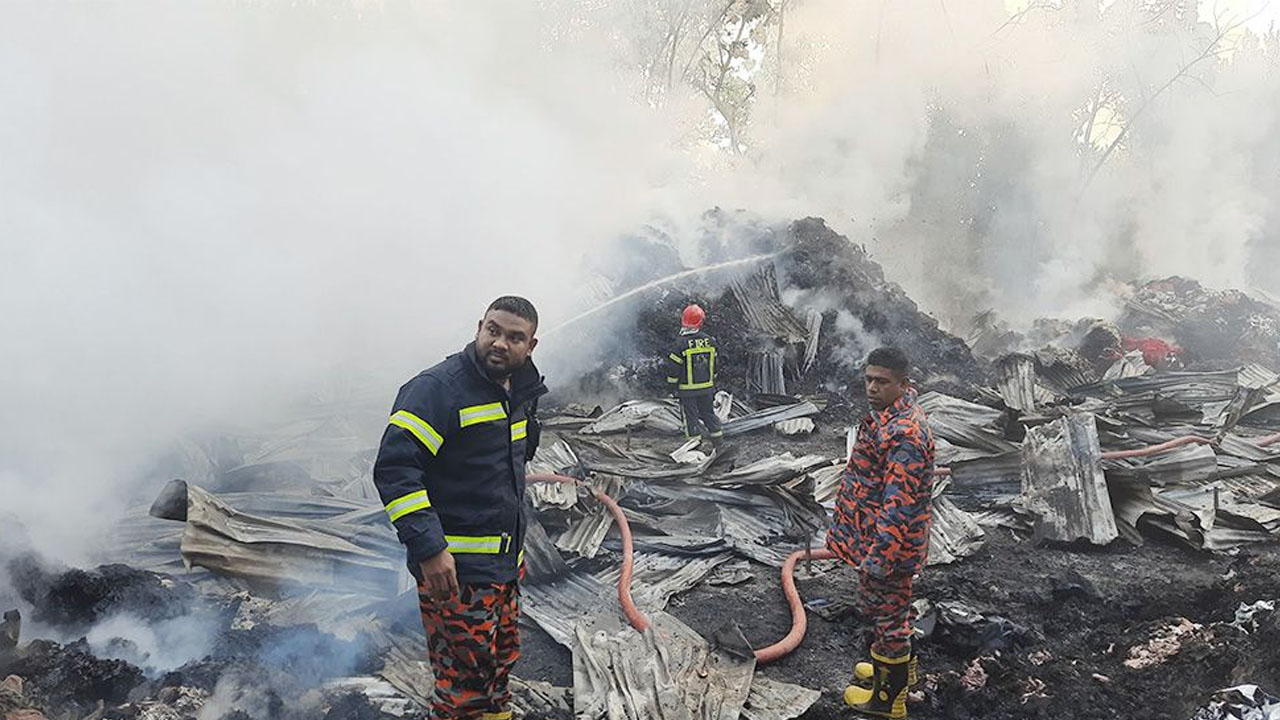 গাজীপুরে ঝুট গোডাউনের আগুন নিয়ন্ত্রণে