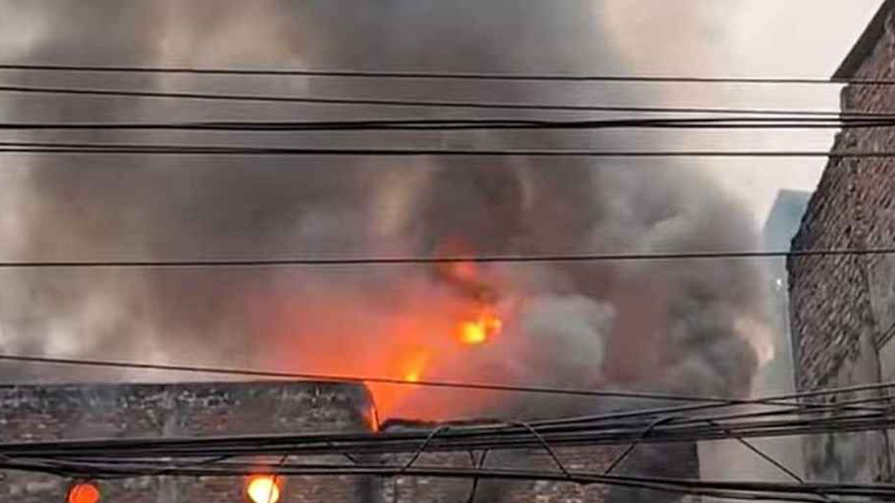 এবার ঢাকার চকবাজারে আগুন 