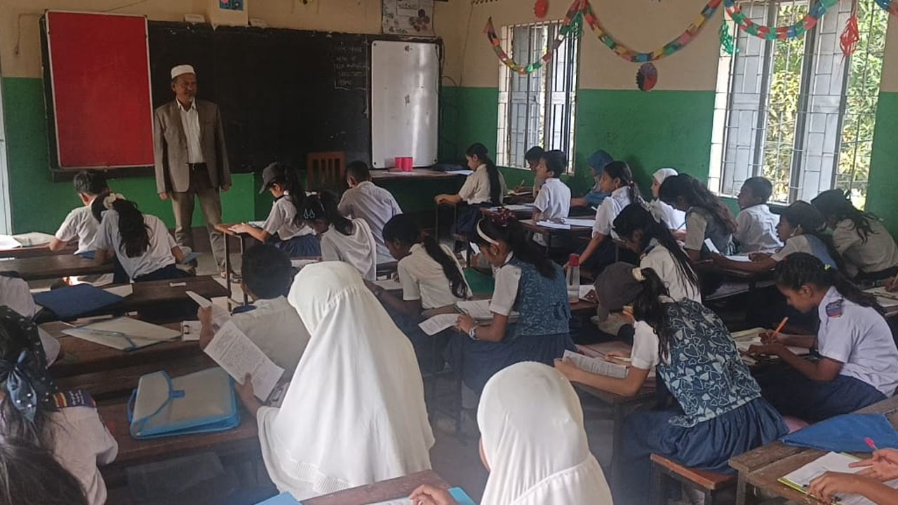 প্রধান শিক্ষক একাই নিলেন চার শেণির বার্ষিক পরীক্ষা