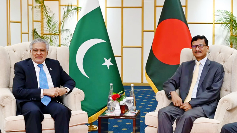 পাকিস্তানের পররাষ্ট্রমন্ত্রী ইসহাক দার (বায়ে) এবং বাংলাদেশের পররাষ্ট্র উপদেষ্টা মোহাম্মদ তৌহিদ হোসেন (ডানে)